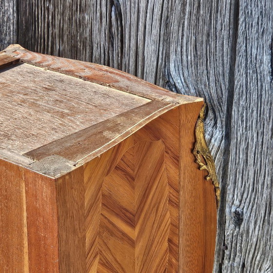 Image 1 of Comodino vintage francese intarsiato - Comodino in marmo e legno - Stile Luigi XV - Anni '70