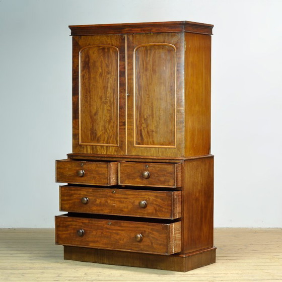 Image 1 of Victoriaanse mahoniehouten kast, circa 1860