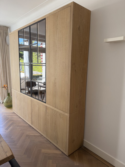 Eiken wandkast met zwart stalen vitrinedeuren