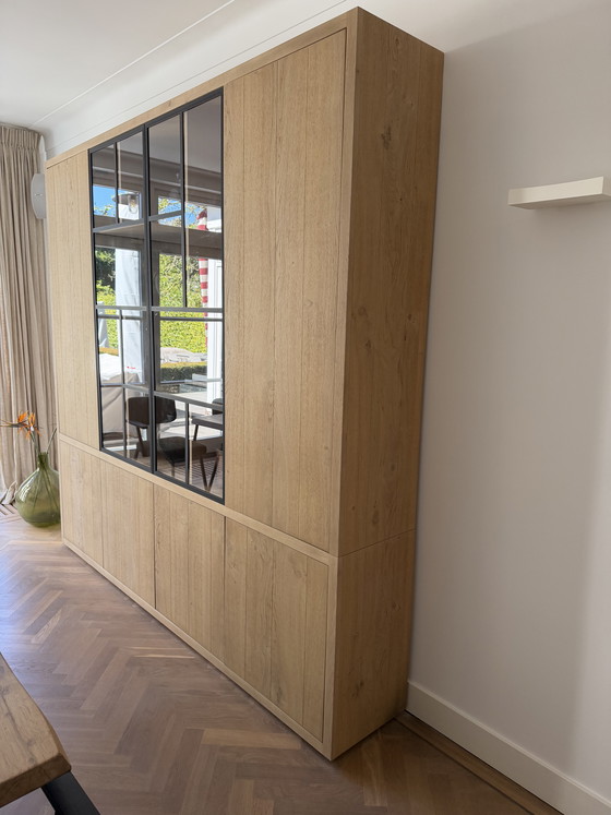 Image 1 of Eiken wandkast met zwart stalen vitrinedeuren