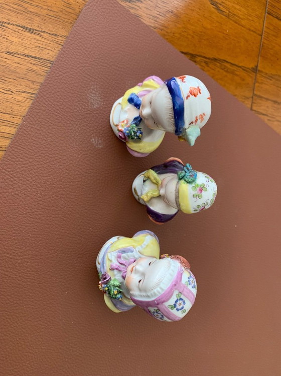 Image 1 of ❗️Tre dame di un tempo in porcellana❗️