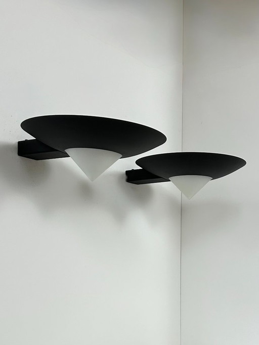 Coppia di applique vintage, metallo nero opaco e vetro opalino, Francia, 1980