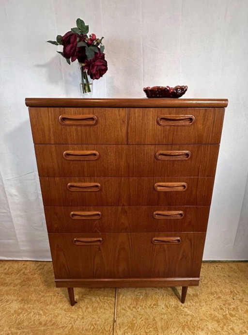 Grote ladekast van teakhout in retro vintage mid-century stijl van GPlan 1960. Breng de elegantie van mid-century modern design 