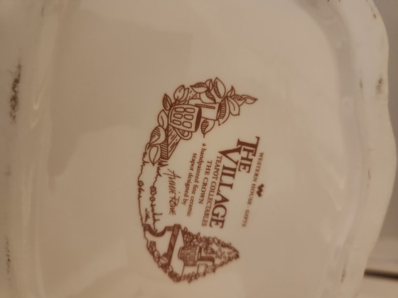 Image 1 of Zeldzame Vintage Annie Rowe Theepot – "The Crown" (The Village Collectables)