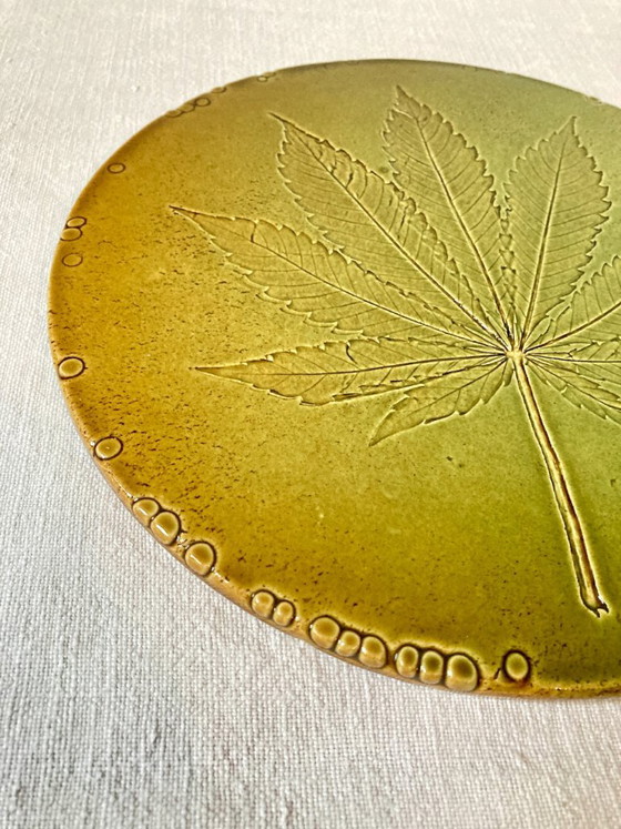Sottopentola artigianale in ceramica smaltata, impronta di foglia di canapa, Accessori da tavola, Verde (foto 4 di 11)