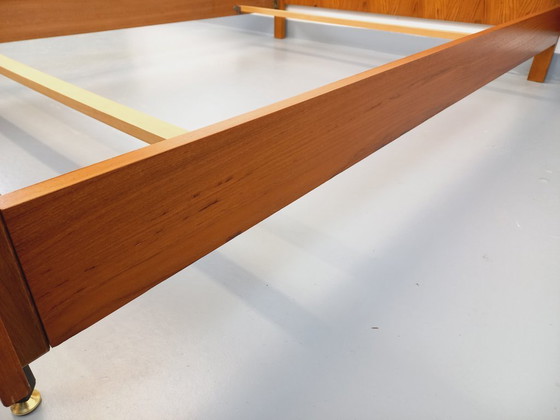 Image 1 of Vintage modernistisch tweepersoonsbed uit de jaren 60, gemaakt van teakhout en zwart metaal, met geïntegreerde nachtkastjes.