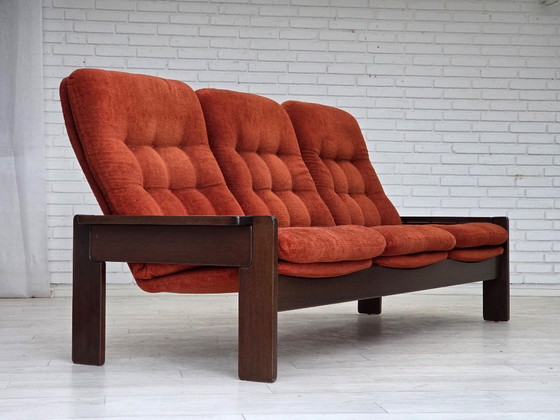Image 1 of Dänisches 3-Sitzer-Sofa aus den 1970er Jahren, orange/roter Möbelvelours, Eichenholz.