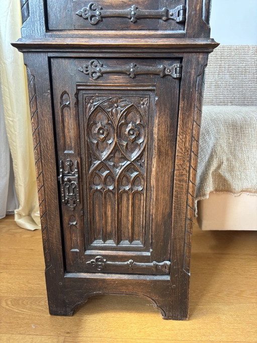 Gabinete antiguo de columnas neogóticas (de estilo neogótico)