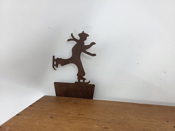 Image 1 of Mensola in legno e metallo decorata con pattinatori sul ghiaccio