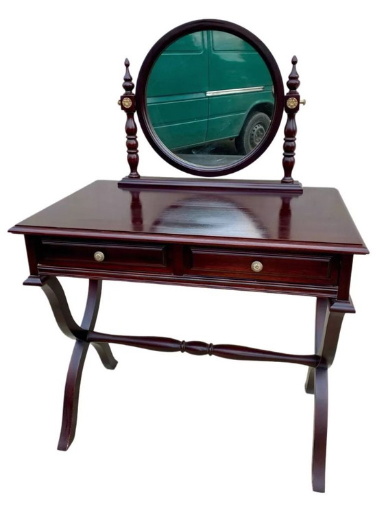 Image 1 of Tocador de madera maciza de estilo tradicional con dos cajones.