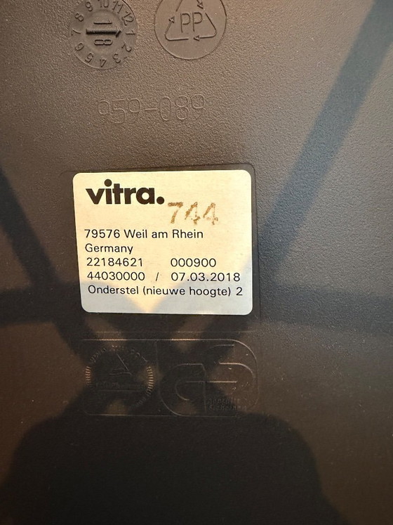 Image 1 of Vitra DSW arce negro