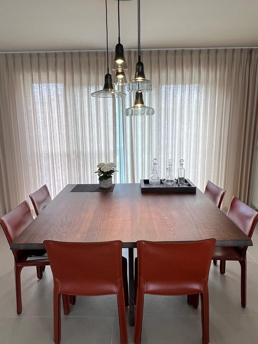 Solid oak dining table - like new