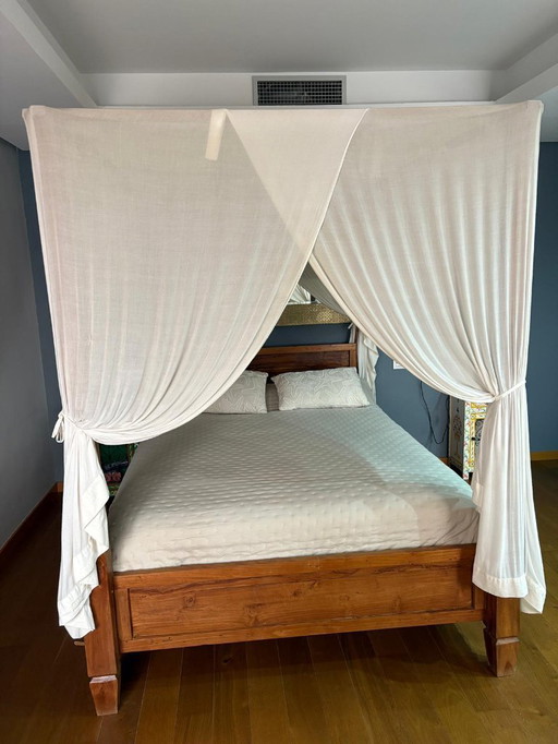 Luxuriöses balinesisches Bett