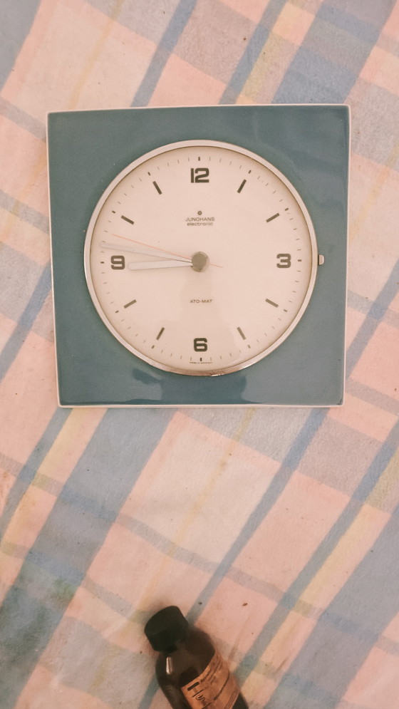 Image 1 of MUSEUMSTAAT: Werkende Junghans ATO-MAT Wandklok – Petrol Keramiek – Jaren '60