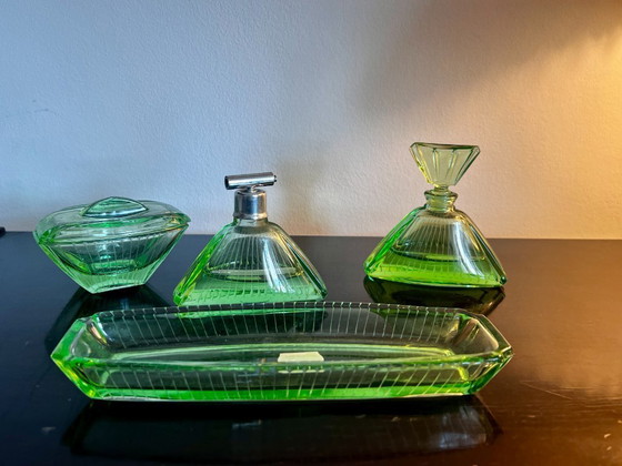 Image 1 of Ensemble de toilette Art Déco en verre à l'uranium de 4 pièces (vers 1930)