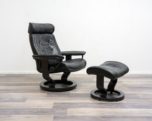 Un fauteuil relax scandinave avec pouf, fabricant Stressless Ekornes, modèle "Prince", cuir noir