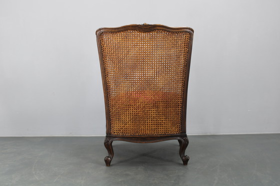 Image 1 of Ancienne chaise à oreilles sculptée avec côtés en canne, Tchécoslovaquie