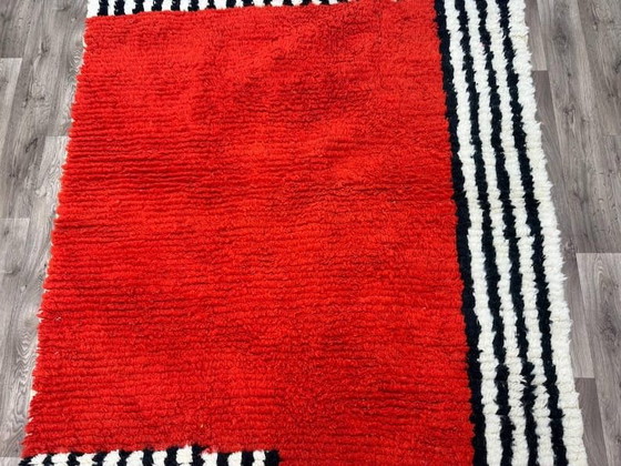 Alfombra bereber roja, tejida a mano con técnicas tradicionales, tamaño 150 x 250 cm. – Alberto Bazzani, Wool (photo 6 of 6)