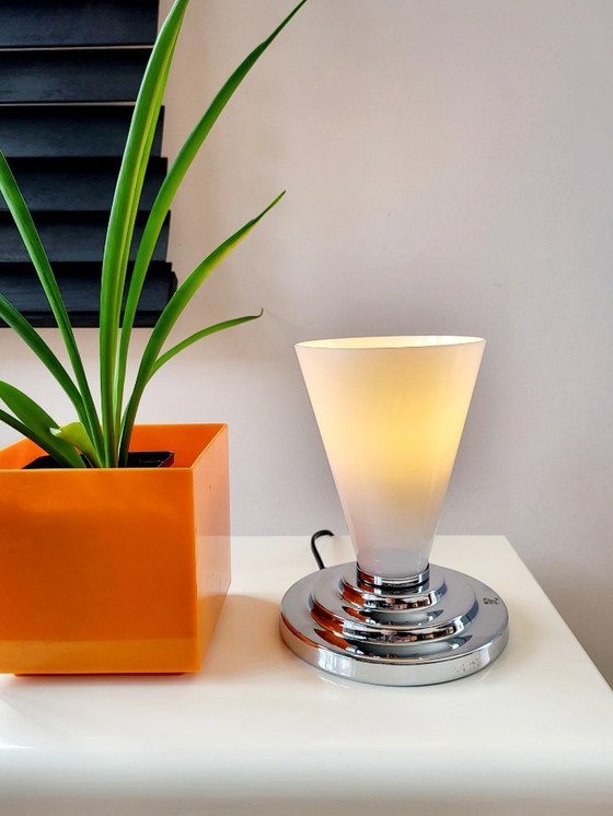 Image 1 of Lámpara de sobremesa con pantalla de cristal y base cromada