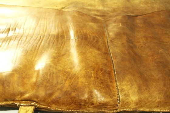 Image 1 of Colchoneta de gimnasio de cuero, década de 1930 III