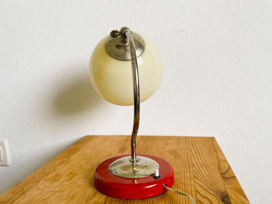Image 1 of Kleine Mid-Century Modern Tischlampe mit cremefarbenem Opaine Lampenschirm, 1940er Jahre
