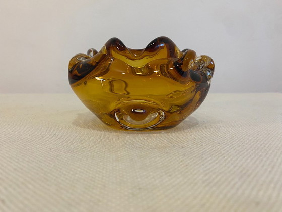 Vintage Tsjechische Boheemse asbak van amberkleurig glas – jaren 70 – Decoratieve objecten (photo 8 of 11)