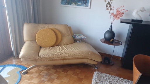Deux sièges en cuir jaune