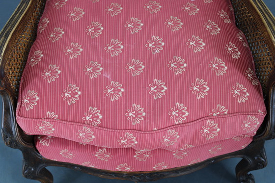 Image 1 of Ancienne chaise à oreilles sculptée avec côtés en canne, Tchécoslovaquie