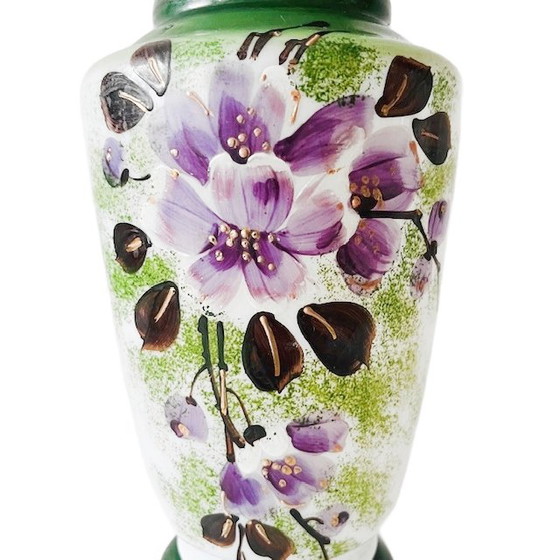 Image 1 of Antike viktorianische Opalinvase, handbemalt mit grünen Blumen, 1900er Jahre