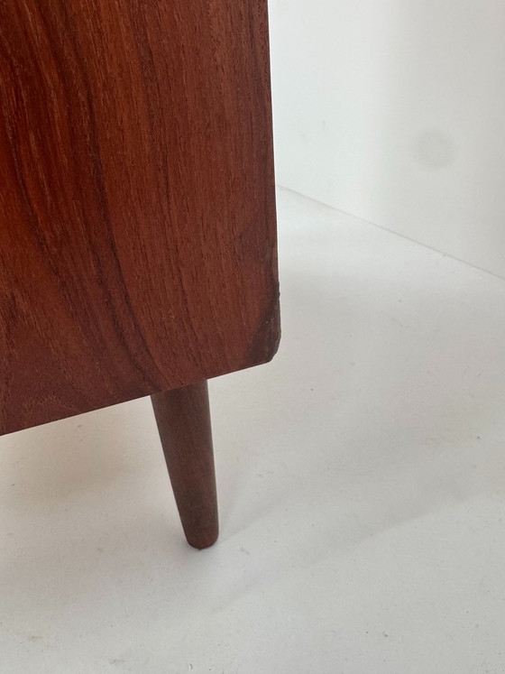 Image 1 of Commode danoise en teck – Élégance de la façade sculptée