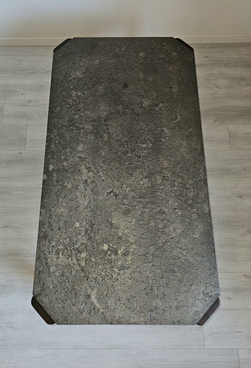 Design salontafels uit de jaren 70 met fossielen.