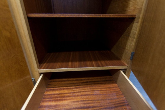 Image 1 of Französischer Kleiderschrank mit geschwungenen Beinen, 3 Türen, 1 Spiegel (27 x 130 cm) und 1 Schublade