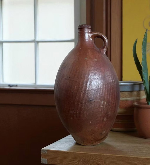 Antica brocca in terracotta