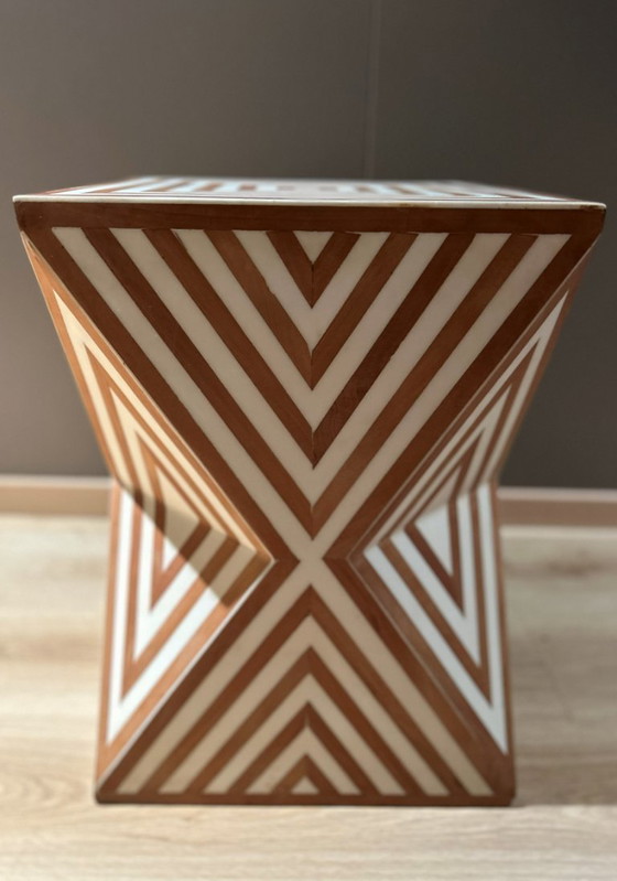 Image 1 of Table d'appoint artisanale en noyer et résine