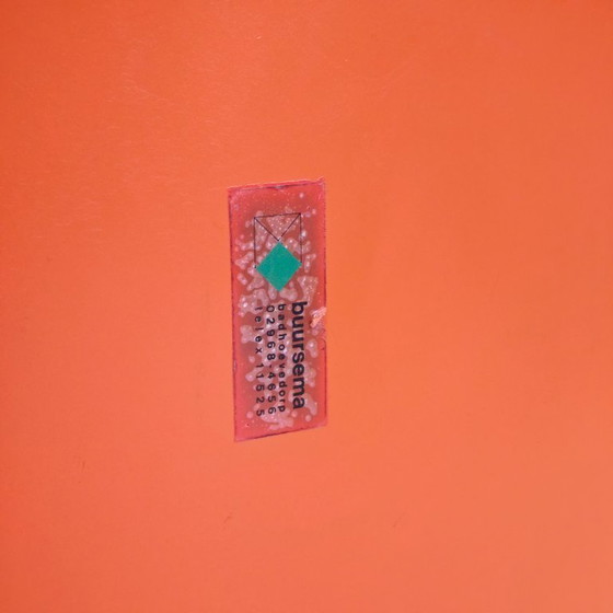 Image 1 of Chaise design fabriquée à partir d'une cabine téléphonique