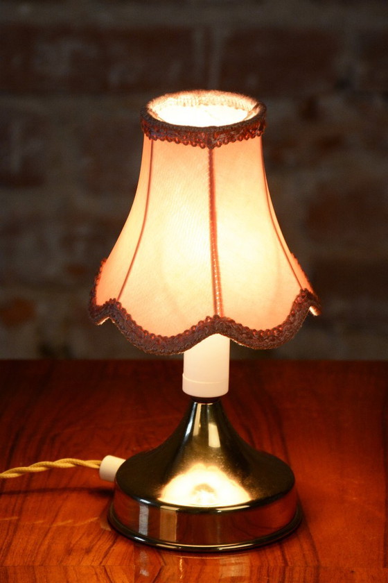 Lampada da tavolo Mid-Century restaurata, Ottone, Paralume in tessuto, Ricablata, Ceca, anni '60 – Preciosa (photo 3 of 9)