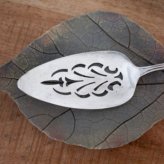 Image 1 of Servidor de pasteles antiguo de 1951, chapado en plata, diseño Magnolia de Wm Rogers Mfg.