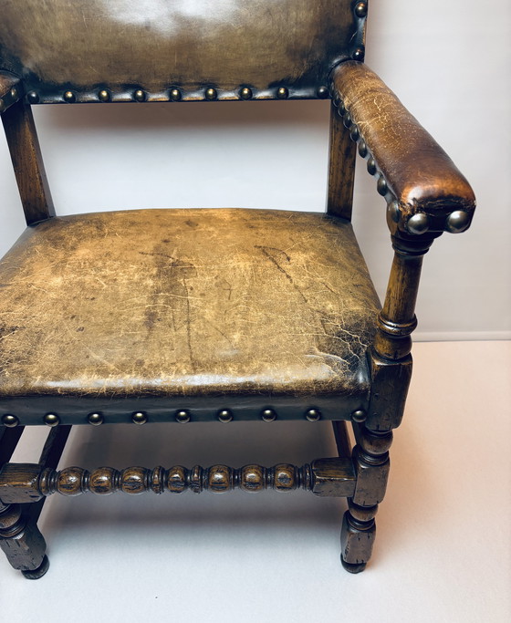 Image 1 of 🪑 Vintage eikenhouten armstoel met origineel leren bekleding (1920–1950)