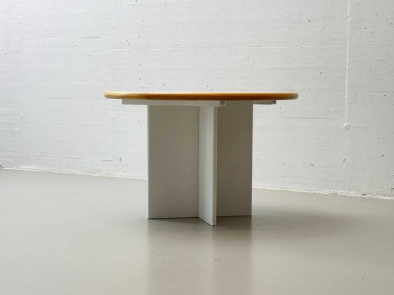 Image 1 of Tavolo da pranzo rotondo bianco, allungabile in legno massiccio