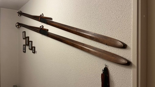 Skis anciens/vintage en bois avec bâtons