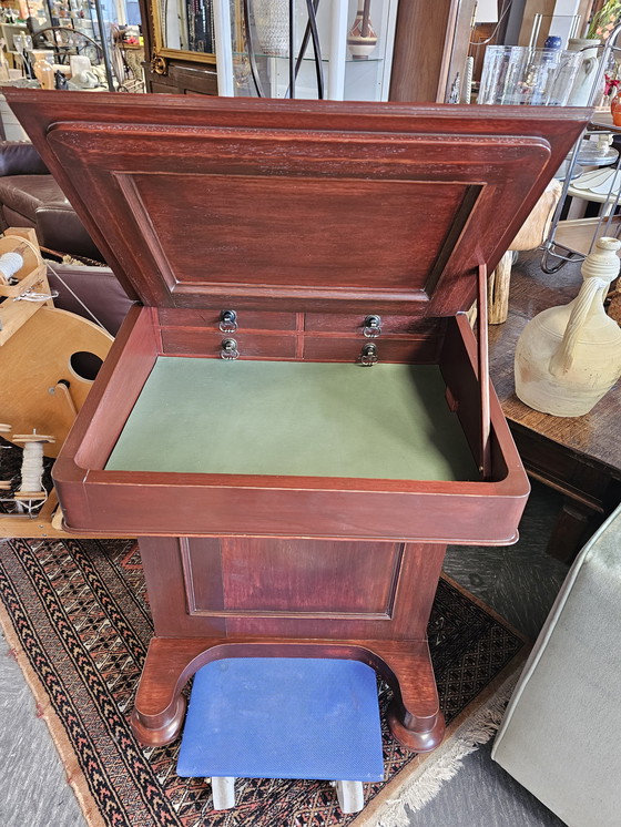 Image 1 of Secretaire davenport 19 eeuws