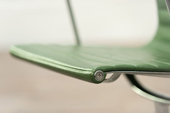 Image 1 of Vitra Ea 108 Drehstuhl