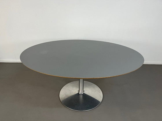 Image 1 of Sillas Artifort Little Tulip con mesa de comedor ovalada de Pierre Paulin, década de 1990
