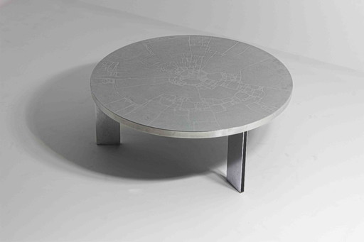 table basse gravée de style brutaliste