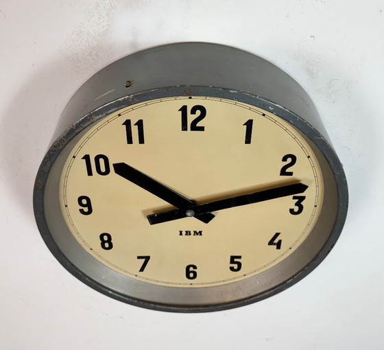 Image 1 of Donkergrijze industriële fabriekswandklok van IBM, jaren 50