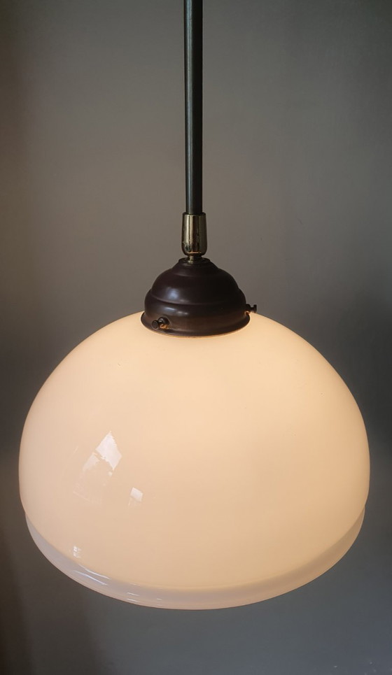 Image 1 of Lampada a sospensione vintage - vetro opalino bianco in forma decorativa