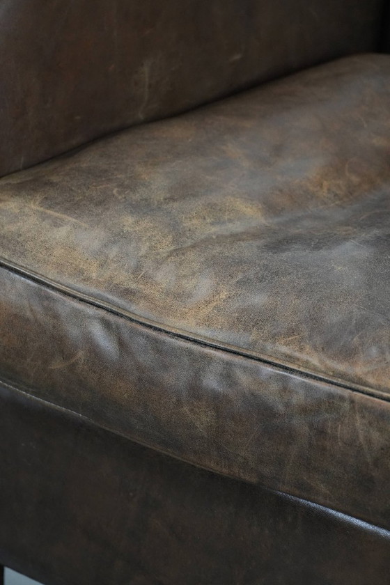 Image 1 of Sillón de piel de oveja con hermosas formas redondas y un diseño elegante.