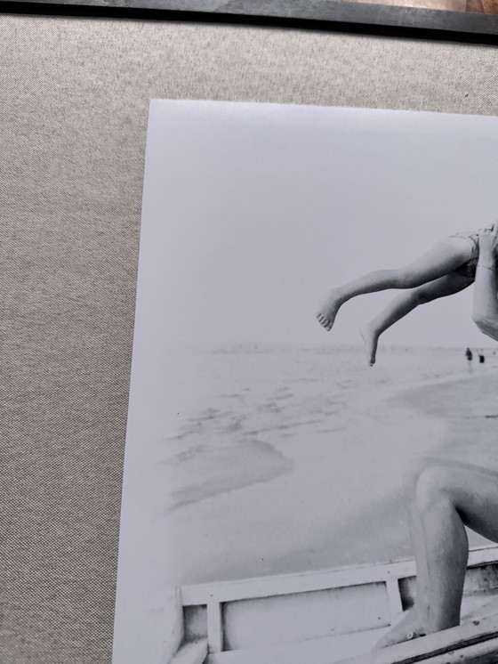 Image 1 of Zandvoort 1953 – Mère et enfant en barque – Estampe d'art