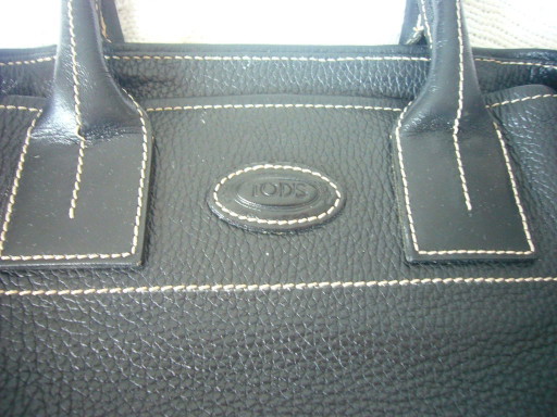 TOD's Schultertasche / Handtasche Leder schwarz Metallknopf Verschlusse selten getragen