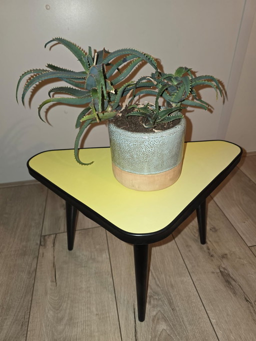 Hermosa mesa triangular de color amarillo ocre de los años 60 con tablero de fórmica.